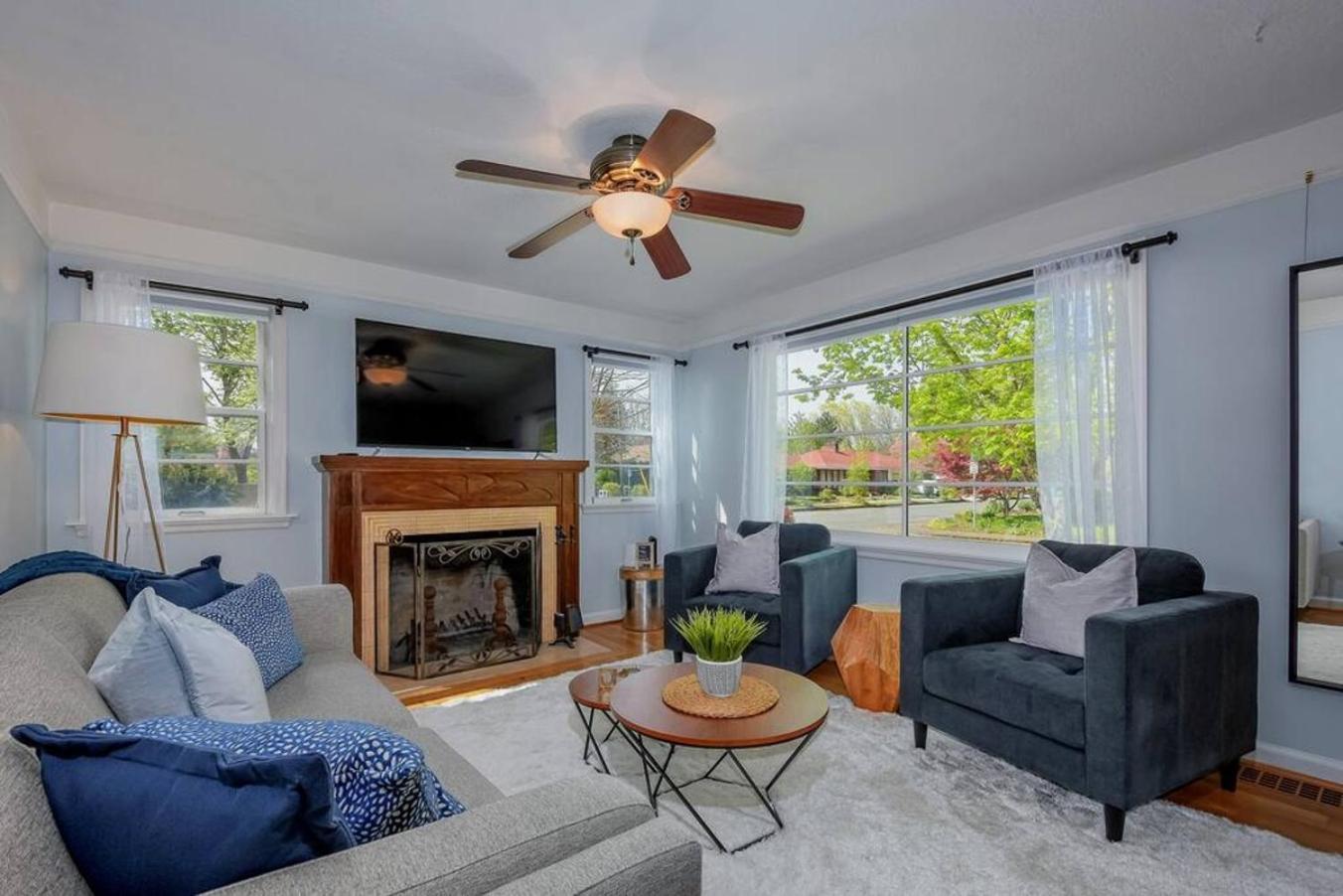 Style Meets Comfort In Beautiful Design Vancouver Exterior foto